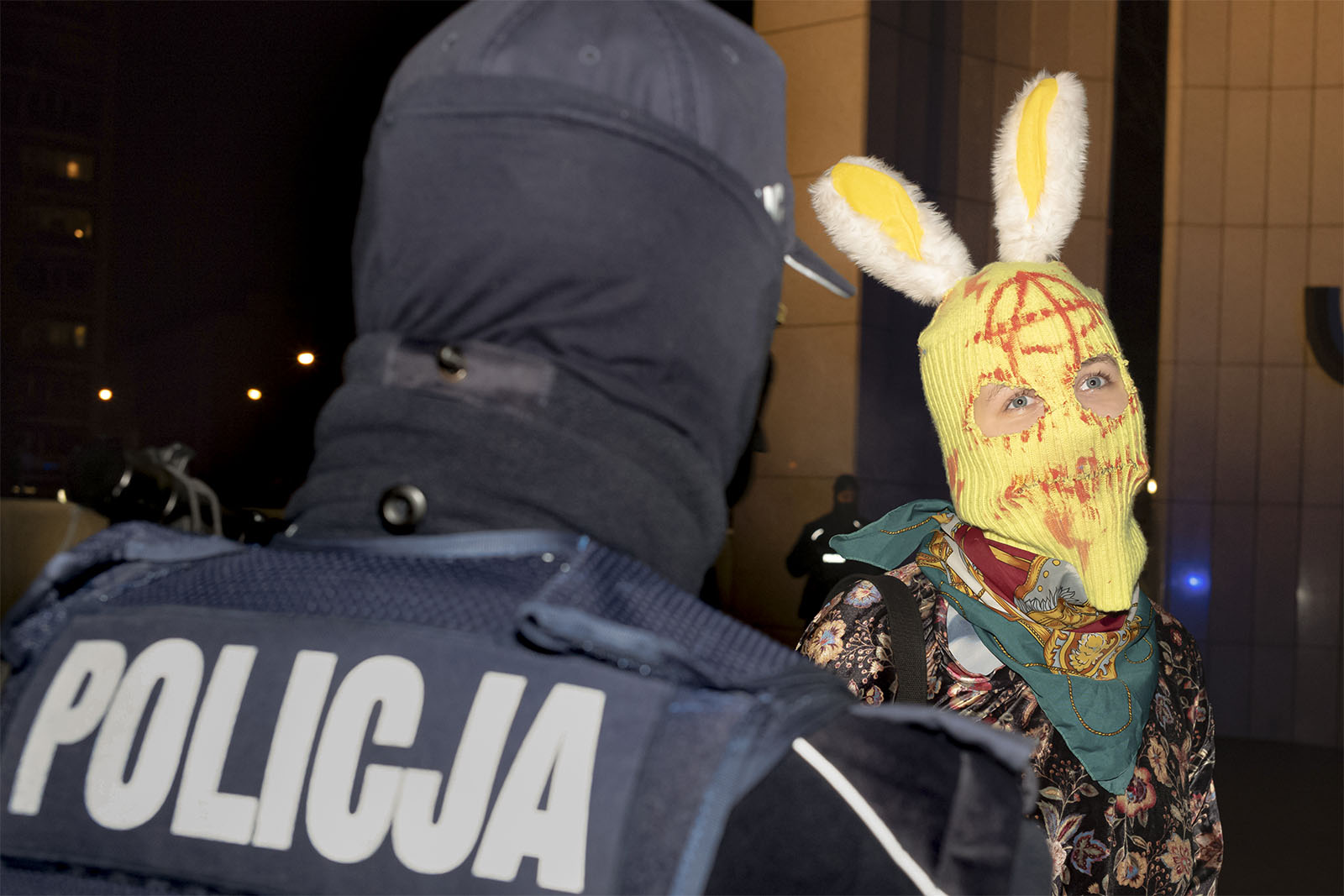 מפגינה ושוטר באחת ההפגנות נגד החוק הפולני האוסר על ביצוע הפלות, וארשה. "המהפכה החברתית כבר מתרחשת" (צילום: AP Photo/Agata Grzybowska)