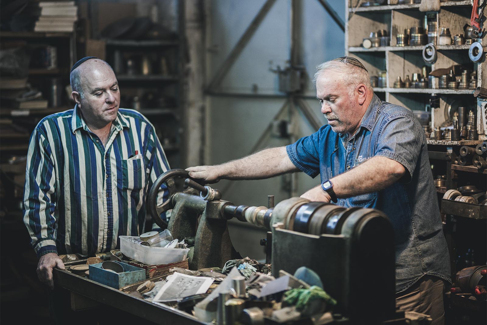 האחים מרדכי ומאיר ביר, נכנסו לעבוד עם אביהם במפעל בשנות ה-80 וממשיכים את העסק המשפחתי (צילום: מפעלי ביר)