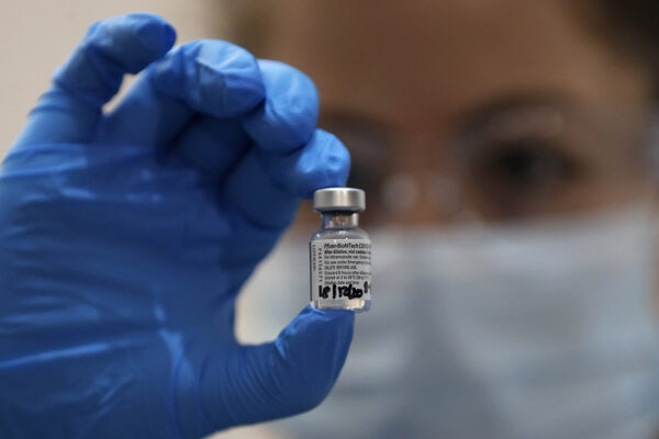 חיסון קורונה של חברת פייזר (צילום: AP Photo/Frank Augstein, Pool)