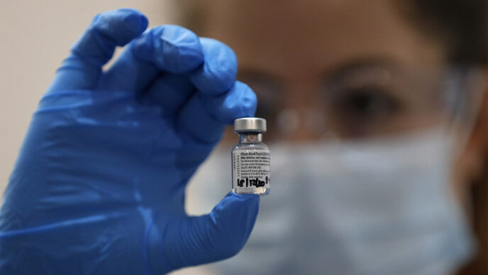 חיסון קורונה של חברת פייזר (צילום: AP Photo/Frank Augstein, Pool)