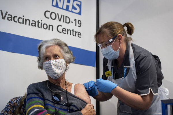 אישה בבריטניה מתחסנת מפני קורונה עם החיסון של חברת פייזר. (צילום: Victoria Jones/Pool via AP)