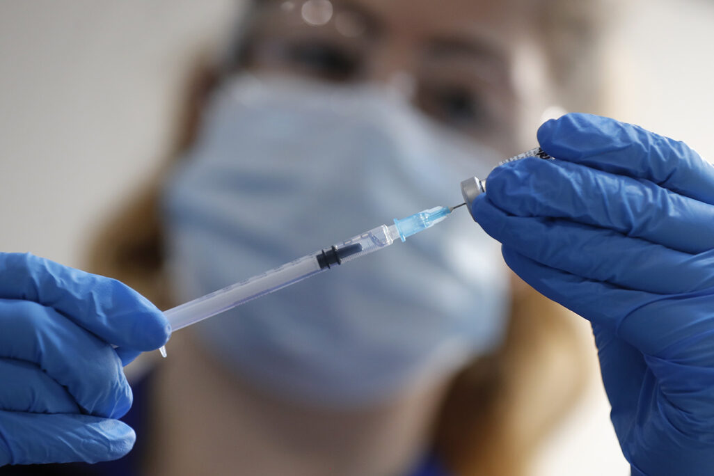 אחות מכינה חיסון קורונה של חברת פייזר (צילום: AP Photo/Frank Augstein, Pool)