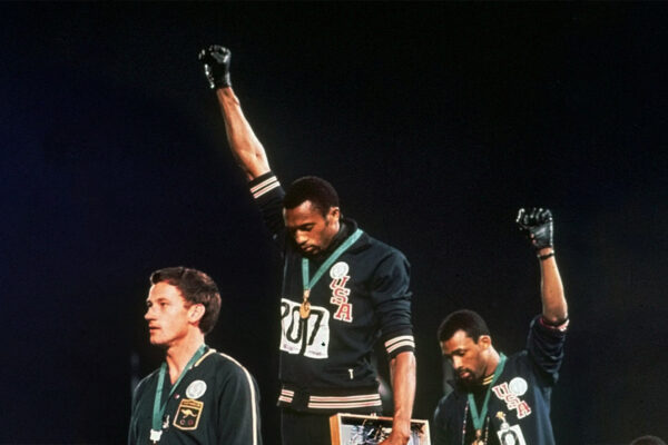 הצדעת הכוח השחור באולימפיאדת מקסיקו 1968 - ג'ון קרלוס (מימין) טומי סמית'  ופיטר נורמן בטקס הענק המדליות בריצת 200 מטר (צילום: AP)