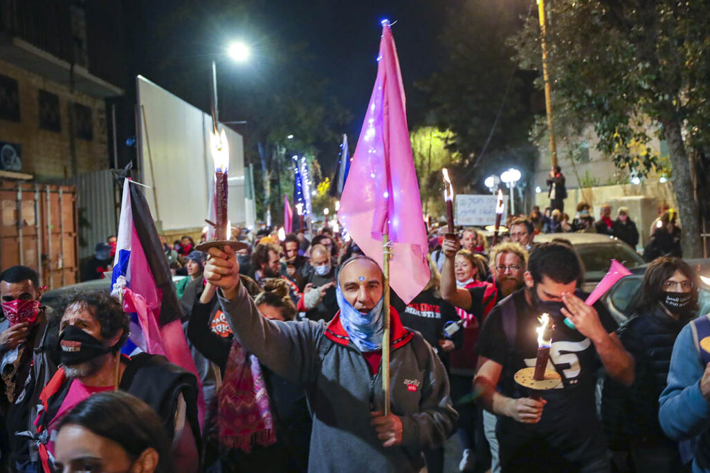 מפגינים מול מעון ראש הממשלה בירושלים (צילום: יונתן זינדל / פלאש 90).