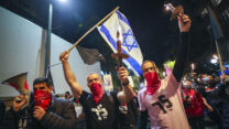 מפגינים מול מעון ראש הממשלה בירושלים (צילום: יונתן זינדל / פלאש 90).