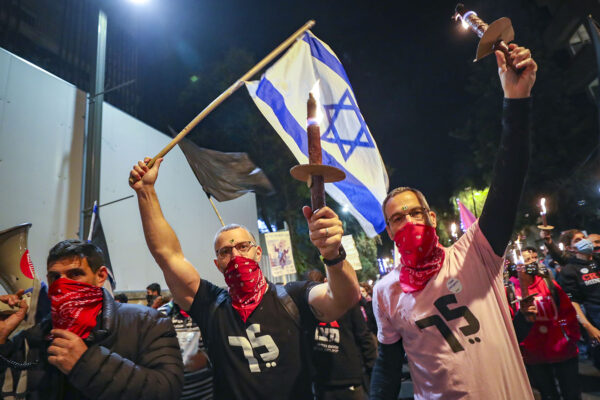 מפגינים מול מעון ראש הממשלה בירושלים (צילום: יונתן זינדל / פלאש 90).