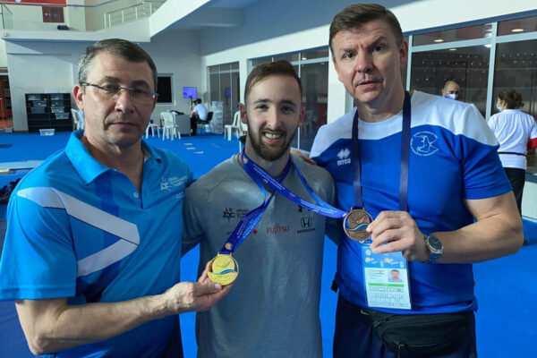 ארטיום דולגופיאט עם מדליות הזהב והארד באליפות אירופה בהתעמלות (צילום: מתוך עמוד הפייסבוק של הוועד האולימפי בישראל)