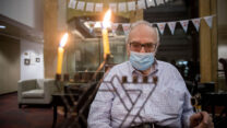 נר ראשון של חנוכה בבית האבות טובי העיר בירושלים. למצולם אין קשר לכתבה. (צילום: יונתן זינדל/פלאש90)