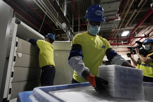 עובדים מתכוננים למשלוח החיסונים נגד קורונה בפורטג', מישיגן. (צילום: AP/Morry Gash, Pool)