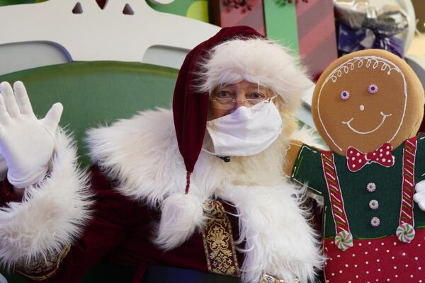 סנטה לובש מסכה במגיפצ הקורונה (צילום: AP/David Zalubowski)
