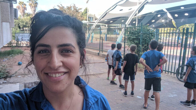 אדוה מנוליס, רכזת ההדרכה של המחנות העולים (צילום: אלבום פרטי).