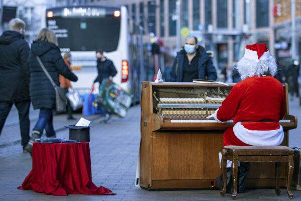 רחוב בגרמניה לקראת חג המולד (צילום: Jens B'ttner/dpa via AP)