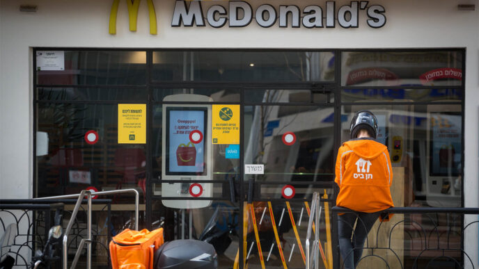 10bis courier waiting outside McDonalds. Tel Aviv (Photo by Miriam Alster/FLASH90)