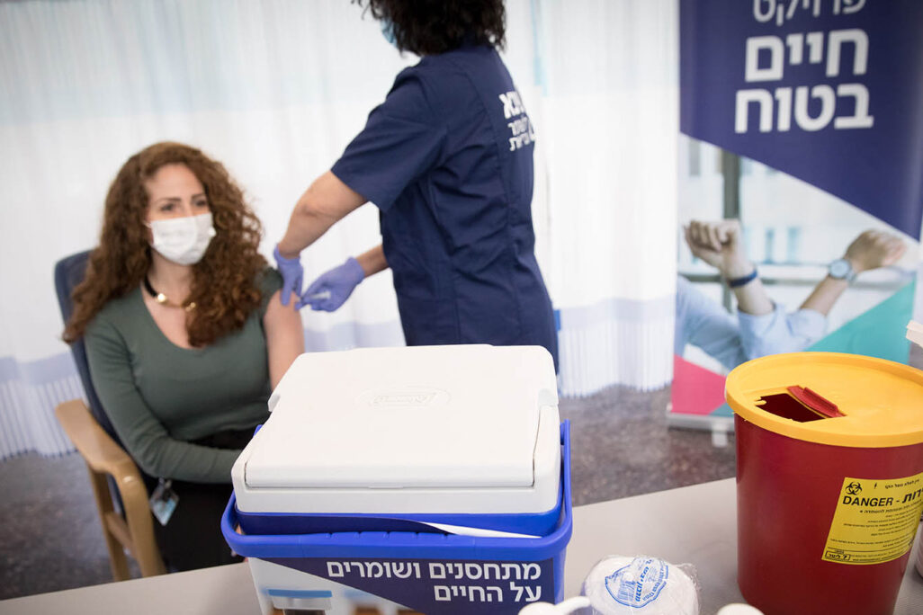 אחות בבית החולים שיבא בתל השומר בסימולציה לקראת התחסנות הצוותים הרפואיים בחיסון לקורונה, 10 בדצמבר 2020 (צילום: מרים אלטשר/פלאש90)