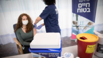 אחות בבית החולים שיבא בתל השומר בסימולציה לקראת התחסנות הצוותים הרפואיים בחיסון לקורונה, 10 בדצמבר 2020 (צילום: מרים אלטשר/פלאש90)