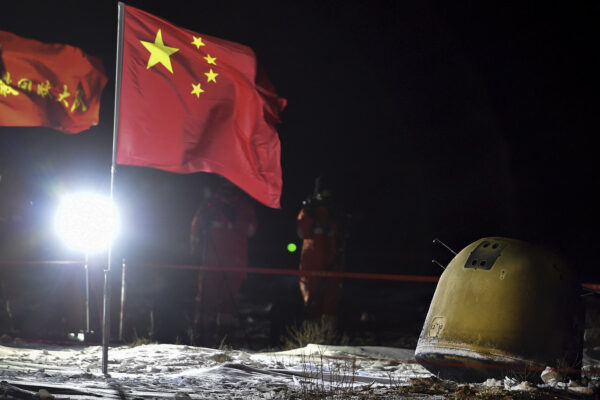 איסוף הקפסולה הסינית הנושאת דגימות של סלעי ירח בצפון סין (צילום: Ren Junchuan/Xinhua via AP)