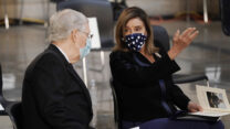 ננסי פלוסי ומיץ' מקונל (צילום: AP Photo/J. Scott Applewhite, Pool)