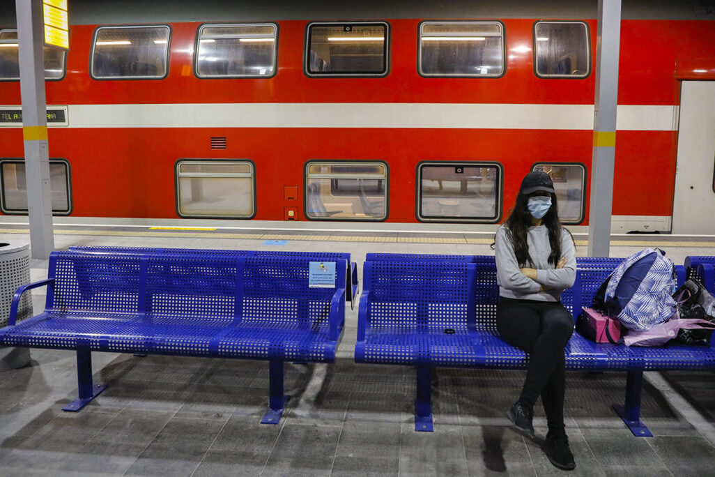 נוסעת ממתינה לרכבת ברציף התחנה (צילום: אוליביה פיטוסי/פלאש 90)