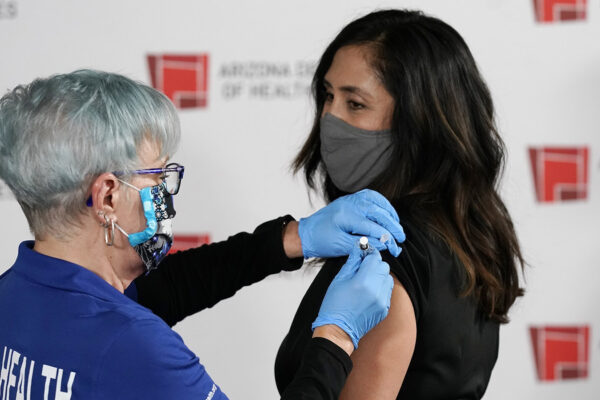 אחות מוסמכת באריזונה, ארה"ב, מקבלת חיסון לקורונה במסגרת מבצע חיסון העובדים החיוניים (צילום: AP Photo/Ross D. Franklin).