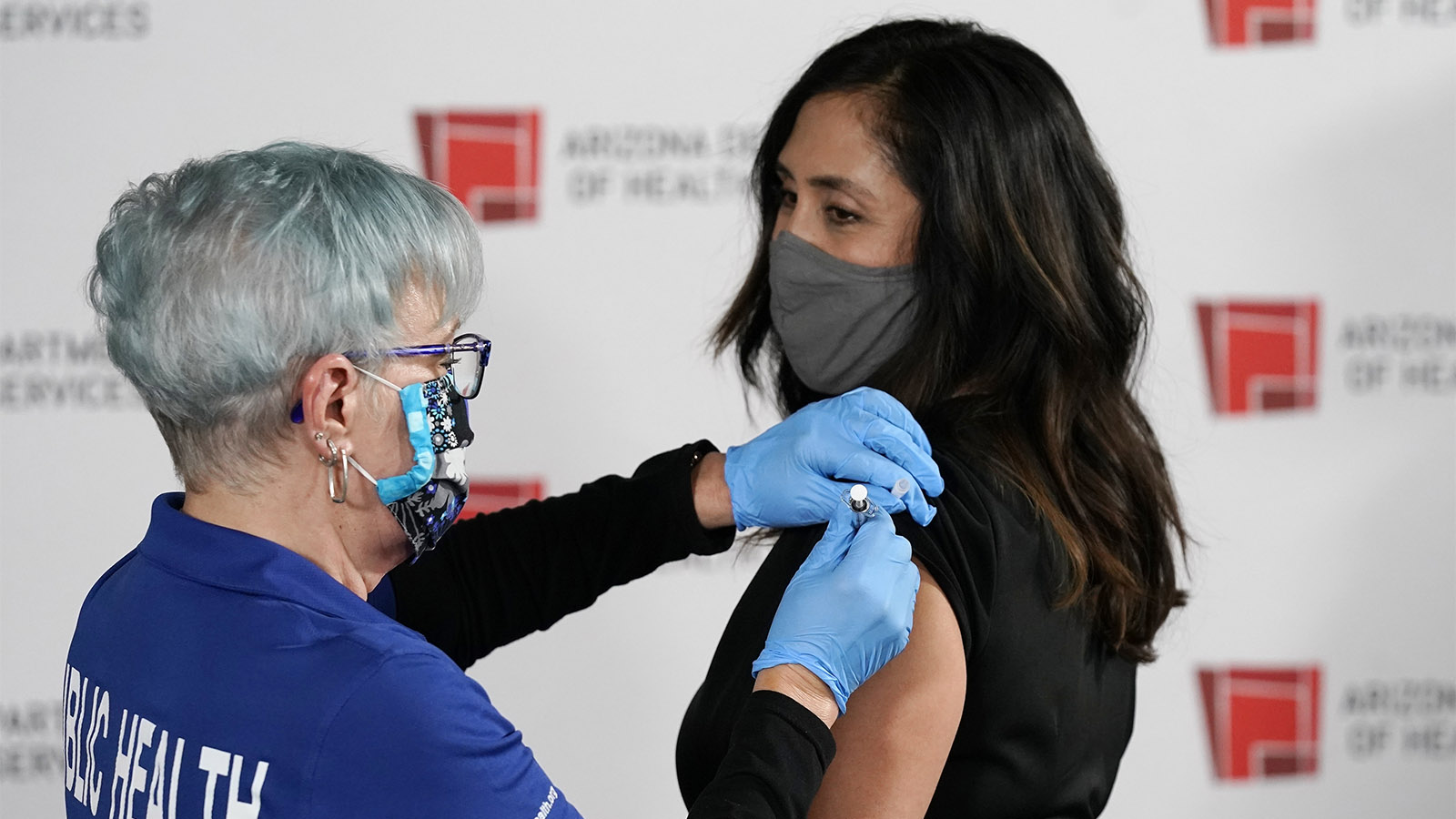 אחות מוסמכת באריזונה, ארה&quot;ב, מקבלת חיסון לקורונה במסגרת מבצע חיסון העובדים החיוניים (צילום: AP Photo/Ross D. Franklin).