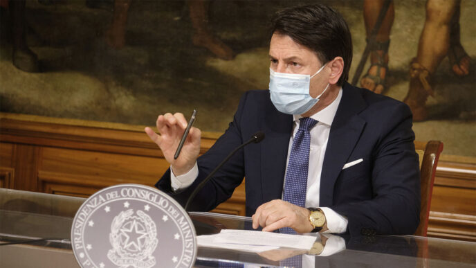 ראש ממשלת איטליה ג'וזפה קונטה במסיבת עיתונאים בה הכריז על הסגרים הקרובים: &quot;המומחים שלנו מודאגים מעלייה חדה בתחלואה בתקופת החגים&quot;. (צילום: Mauro Scrobogna/LaPresse via AP)