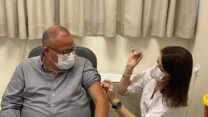 יו"ר ההסתדרות ארנון בר דוד מתחסן בחיסון קורונה (צילום: אגף הדוברות בהסתדרות)