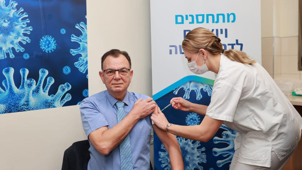 יו״ר הסתדרות הרופאים מקבל חיסון נגד קורונה (צילום: ההסתדרות הרפואית בישראל)