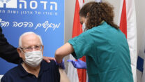 נשיא המדינה התחסן נגד נגיף הקורונה בבית החולים הדסה עין כרם (צילום: מארק ניימן/לע"מ)