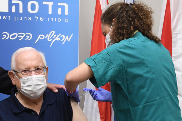 נשיא המדינה התחסן נגד נגיף הקורונה בבית החולים הדסה עין כרם (צילום: מארק ניימן/לע"מ)