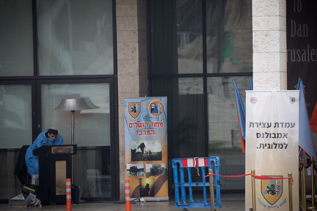 בית מלון דן בירושלים מכין את עצמו לקליטה של חולי קורונה (צילום: יונתן זינדל/פלאש 90)