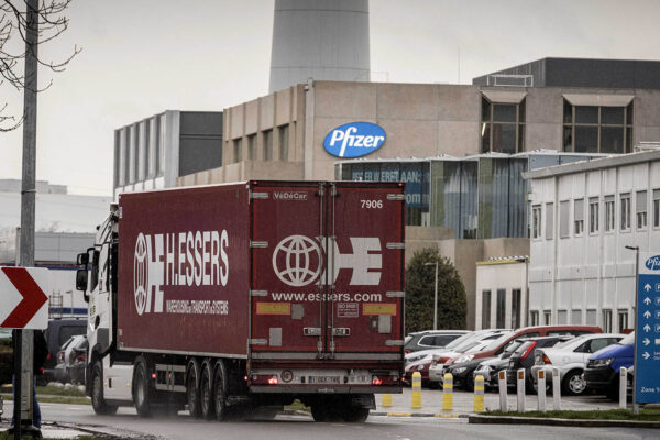 משאית עם חיסונים של חברת פייזר במפעל החברה בבלגיה (צילום: AP Photo/Valentin Bianchi)