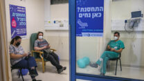 מתחם חיסוני קורונה במרכז רפואי שערי צדק בירושלים. (צילום: אוליביה פיטוסי/פלאש90)