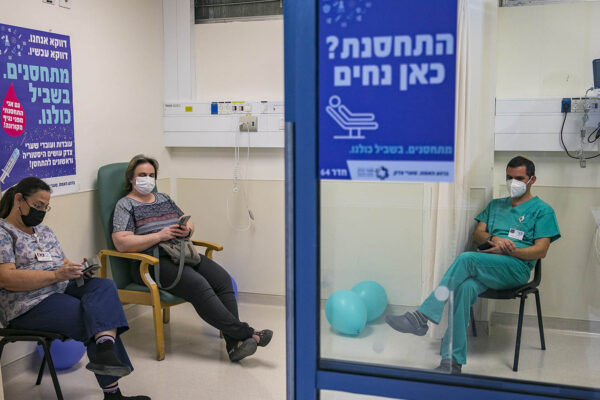 מתחם חיסוני קורונה במרכז רפואי שערי צדק בירושלים. (צילום: אוליביה פיטוסי/פלאש90)