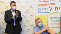 השר יולי אדלשטיין עם המתחסן הראשון במסגרת פרוייקט "מגן אבות ואמהות" (צילום: חורחה נובומינסקי, לע"מ)