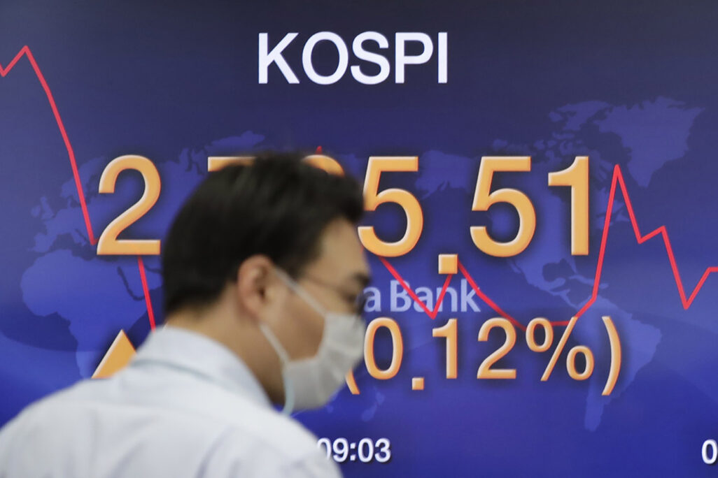 הבורסה של קוריאה הדרומית בזמן מגיפת הקורונה. (AP Photo/Lee Jin-man)