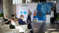 תור לחיסון קורונה בקופת חולים כללית (צילום: מירים אלסטר/פלאש 90)