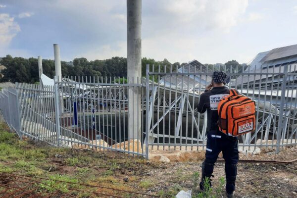 קריסת הגג בכפר הנוער החקלאי כדורי (צילום: דוברות איחוד הצלה)