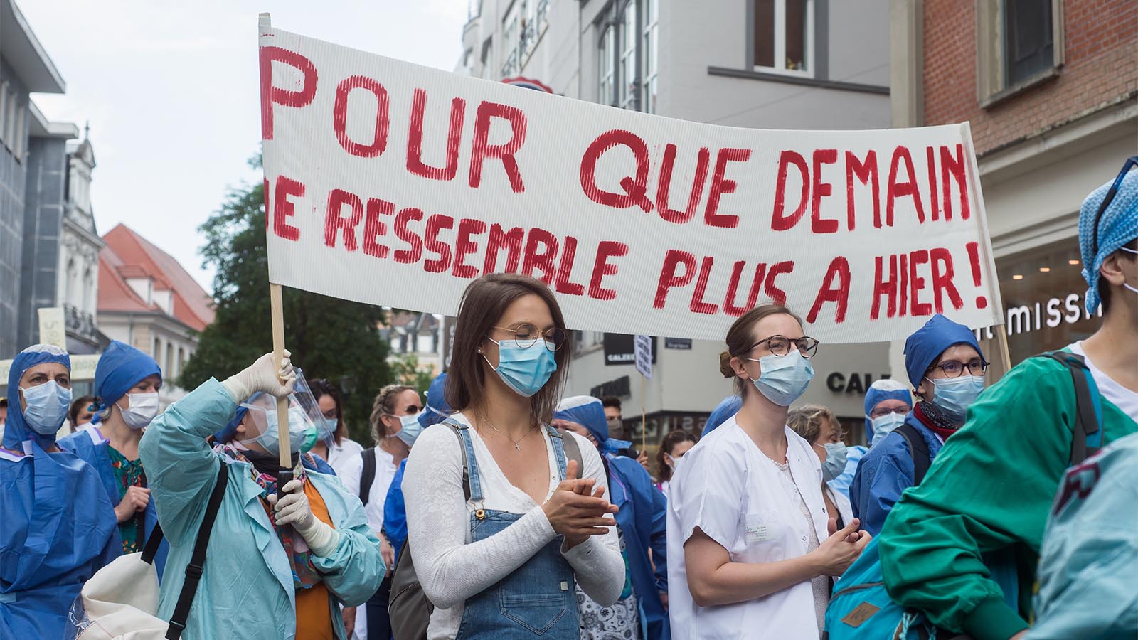 הפגנת תמיכה בעובדי הבריאות בצרפת במהלך משבר הקורונה (צילום: shutterstock)