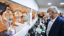 פרויקטור קורונה פרופ' נחמן אש מבקר בבית חולים זיו בצפת. (צילום: דוד כהן/פלאש90)
