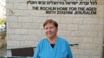 אילנה גלפנד, עובדת סוציאלית בבית האבות קרית מנחם בירושלים: "מטופל זה בן אדם שאתה רואה אותו יותר מאשר את המשפחה שלך. אני רוצה שהם יאריכו חיים" (צילום: אלבום פרטי)
