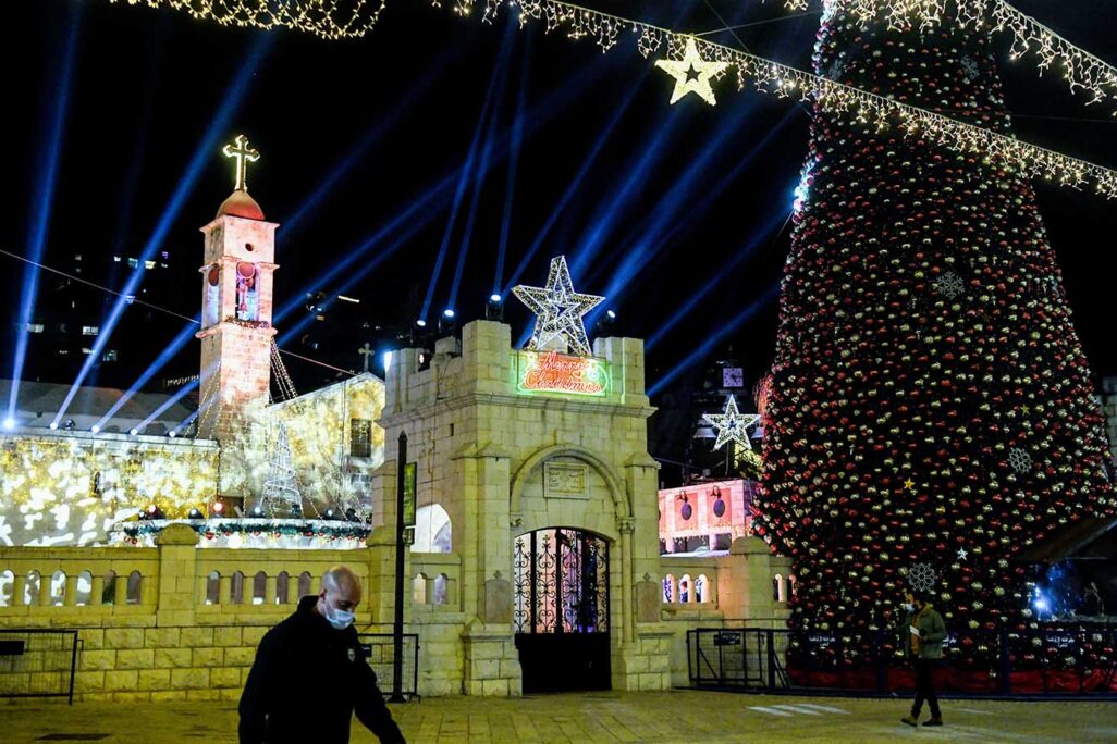 منظر لشجرة عيد الميلاد في مدينة الناصرة  ، قبل عطلة عيد الميلاد ، 13 ديسمبر ، 2020. تصوير Flash90
