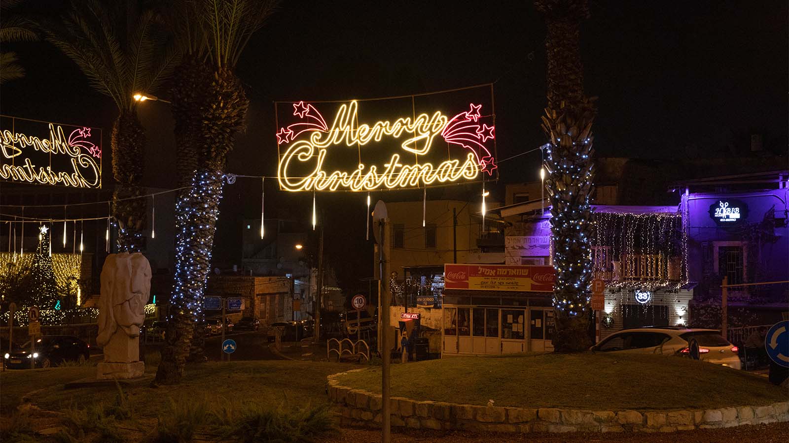 عيد ميلاد سعيد! الأضواء الملونة في دوارات حيفا. (تصوير: غيلعاد شريم)
