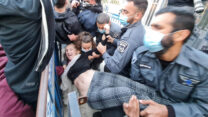 מעצר מפגינה בסמוך למעון ראש הממשלה (צילום:הדגלים השחורים)