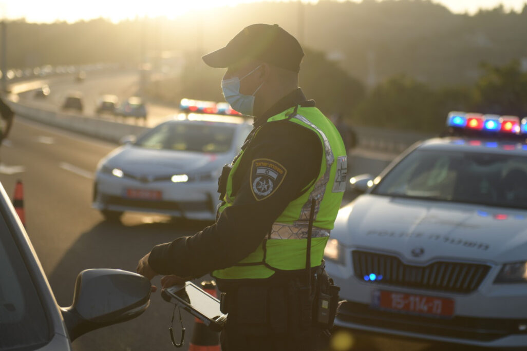 שוטרי משטרת ישראל בפעילות אכיפה של מגבלות התנועה (צילום: דוברות המשטרה)