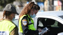 שוטרי משטרת ישראל בפעילות אכיפה של מגבלות התנועה (צילום: דוברות המשטרה)