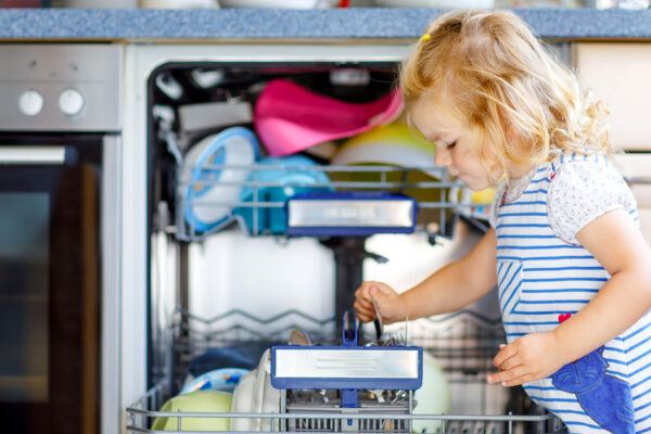 ילדה עוזרת לסדר מדיח כלים בגן (צילום אילוסטרציה: Shutterstock)