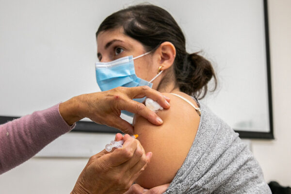 חיסון נגד קורונה בקופת חולים מכבי במודיעין (צילום: יוסי אלוני/פלאש90)