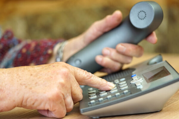 קשישה מדברת בטלפון (צילום אילוסטרציה: Shutterstock)