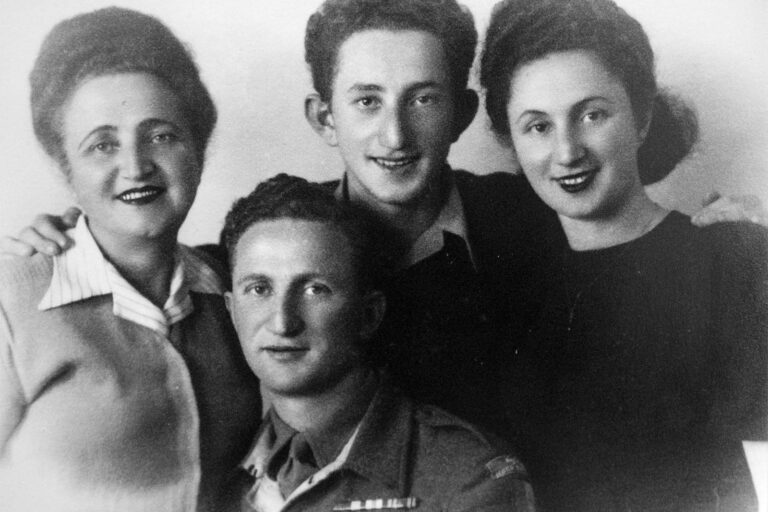 יעקב אגמון הצעיר (למעלה במרכז) ומשפחתו. אחותו שושנה, אחיו מנחם ואמו מלכה (צילום: אלבום משפחתי)