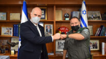 השר לביטחון פנים, אמיר אוחנה, וניצב קובי שבתאי, מפקד מג"ב (צילום: תקשורת השר לביטחון פנים)